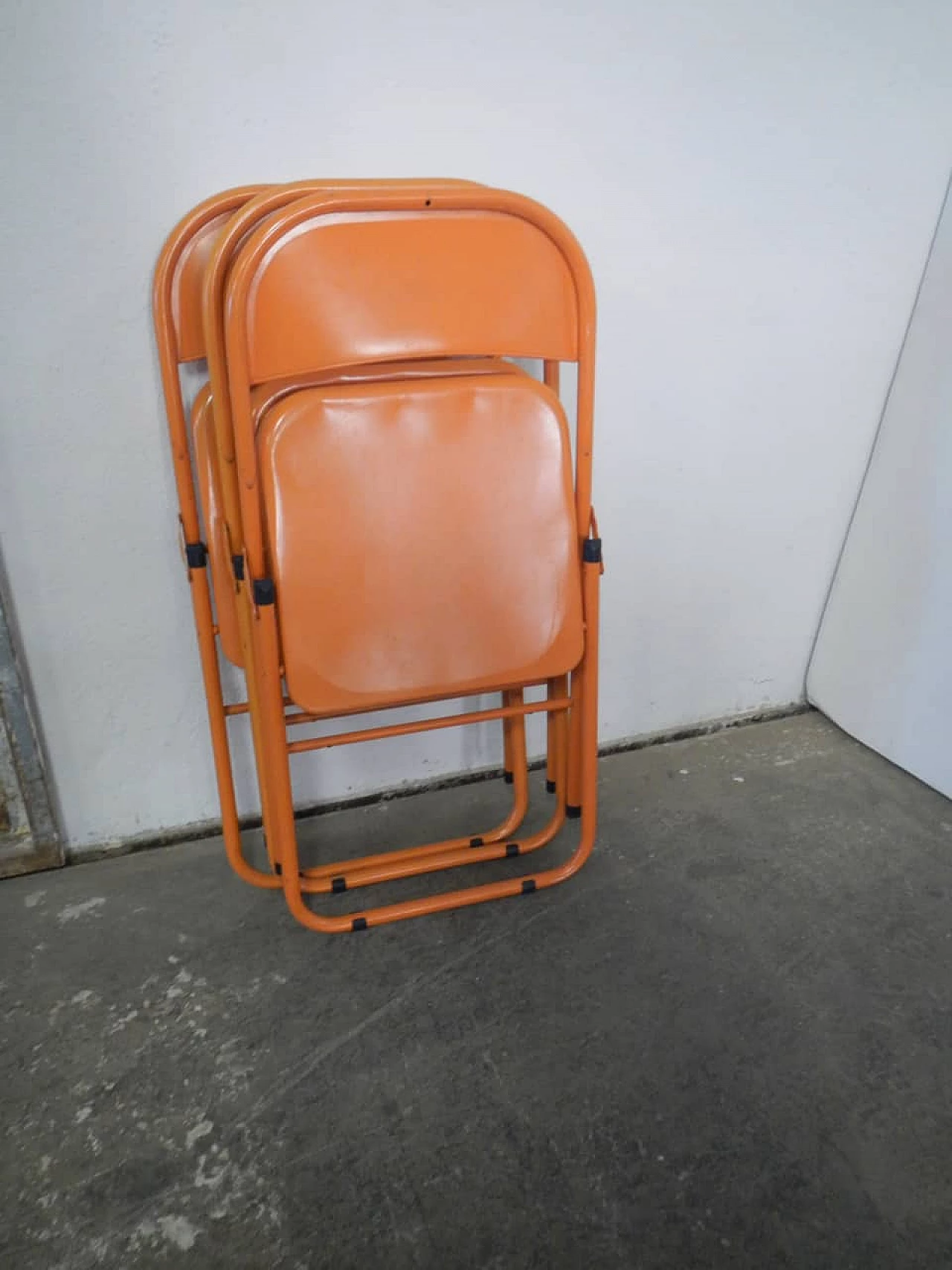 3 Folding chairs in orange metal, 1970s 3