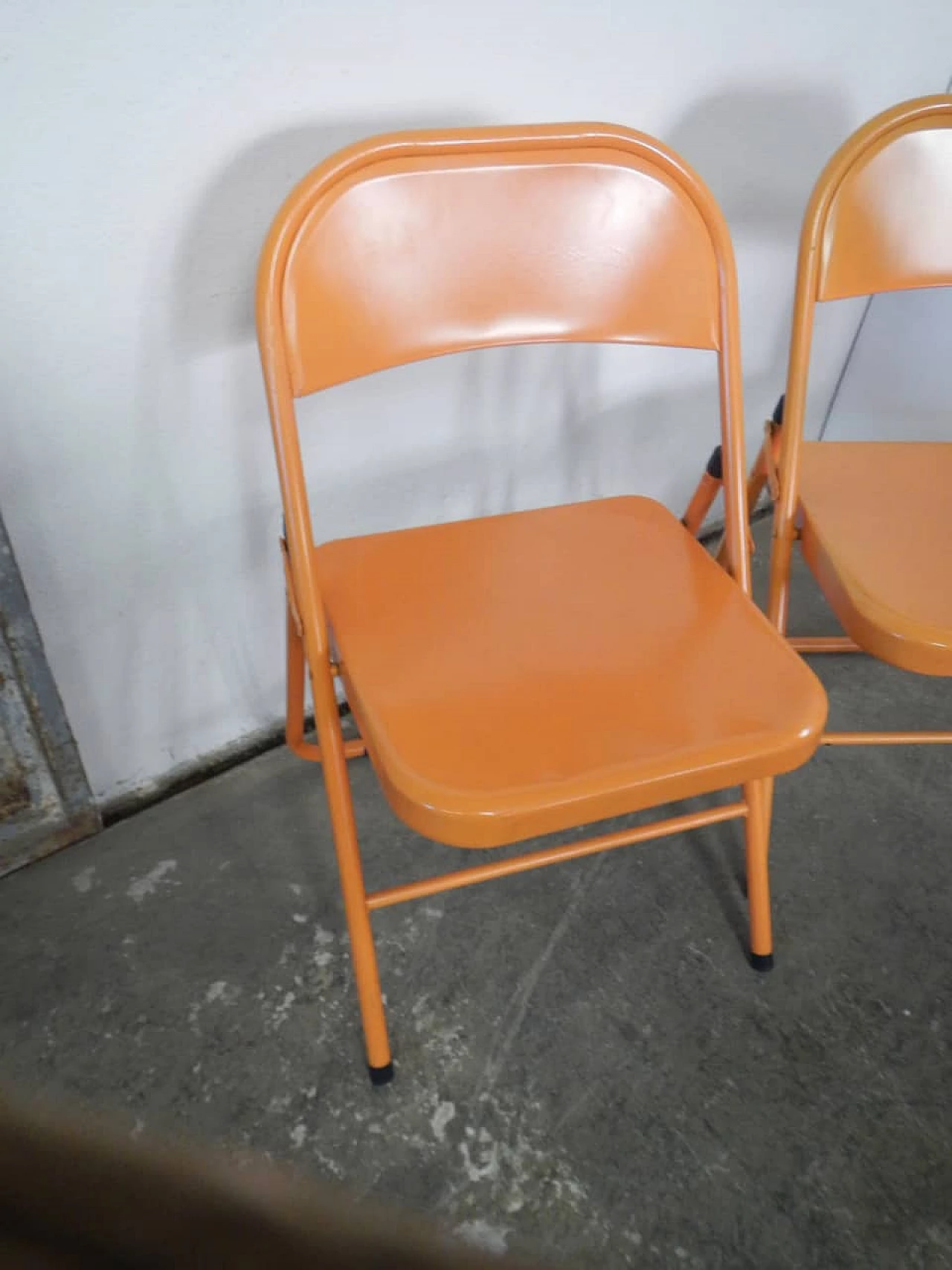 3 Folding chairs in orange metal, 1970s 4