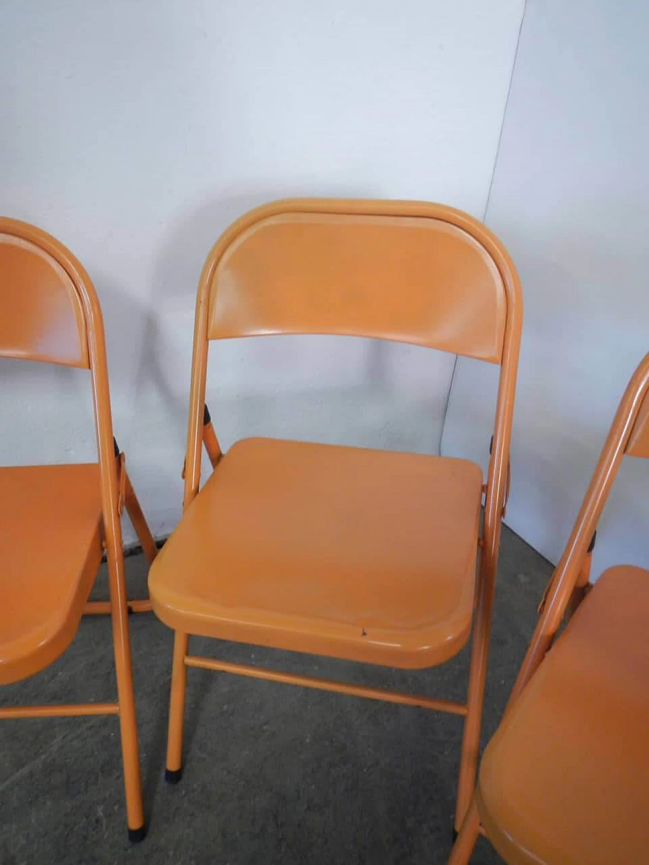 3 Folding chairs in orange metal, 1970s 5