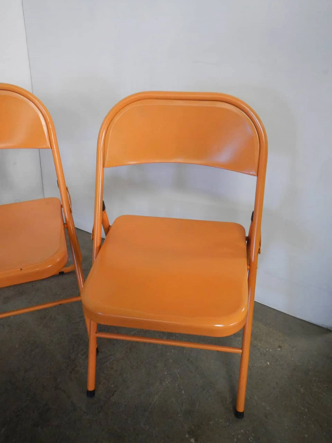 3 Folding chairs in orange metal, 1970s 6