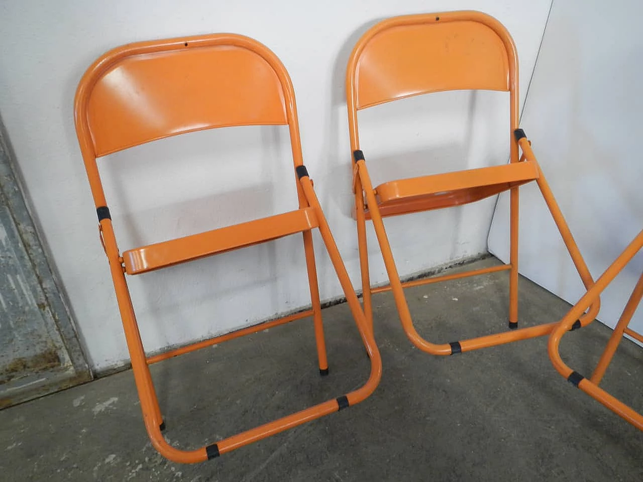 3 Folding chairs in orange metal, 1970s 7