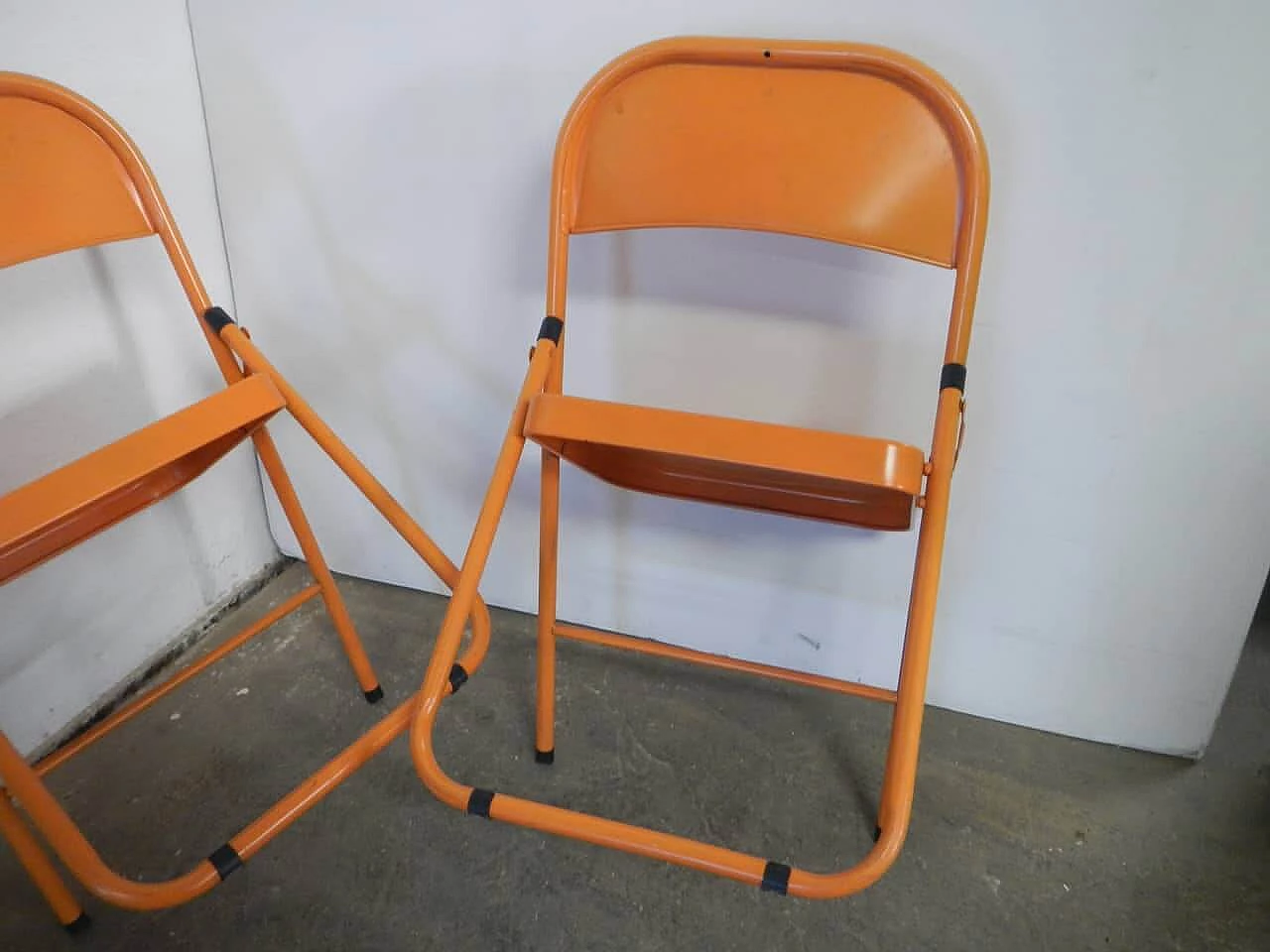 3 Folding chairs in orange metal, 1970s 8