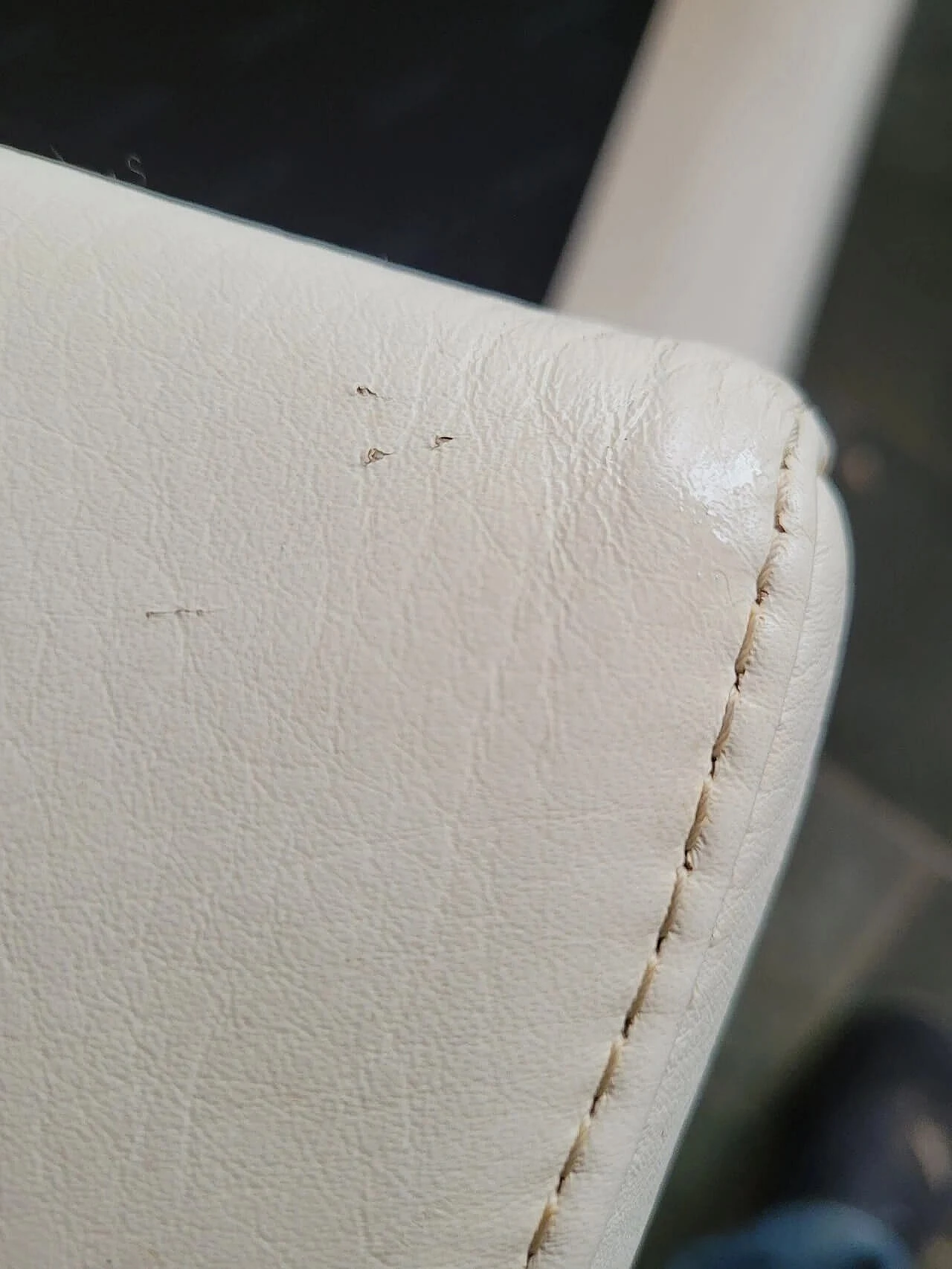 Coppia di poltrone Modern 75 in pelle bianca di Natuzzi, anni 2000 5