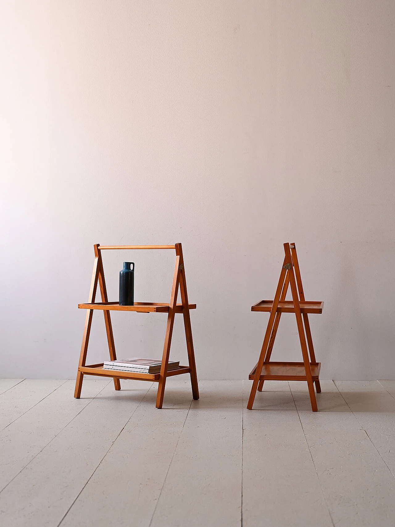 Coppia di tavolini richiudibili con due ripiani, anni '60 1