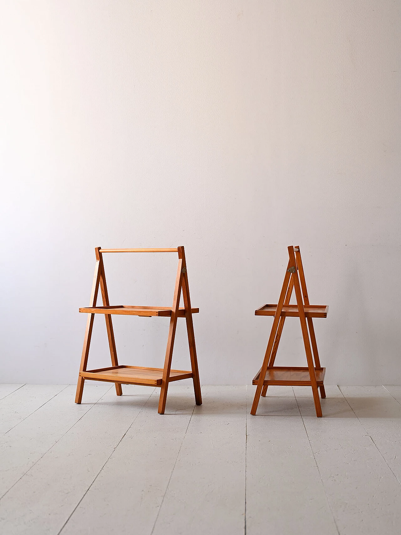 Coppia di tavolini richiudibili con due ripiani, anni '60 2