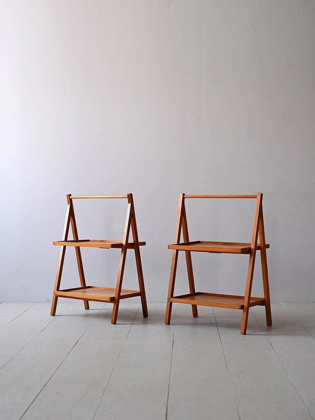 Coppia di tavolini richiudibili con due ripiani, anni '60 3