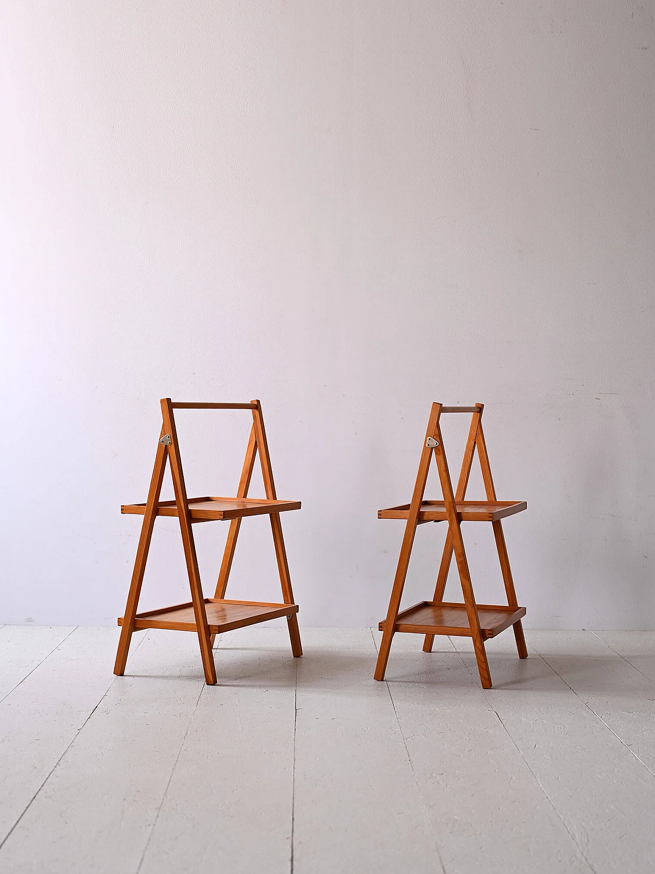 Coppia di tavolini richiudibili con due ripiani, anni '60 4