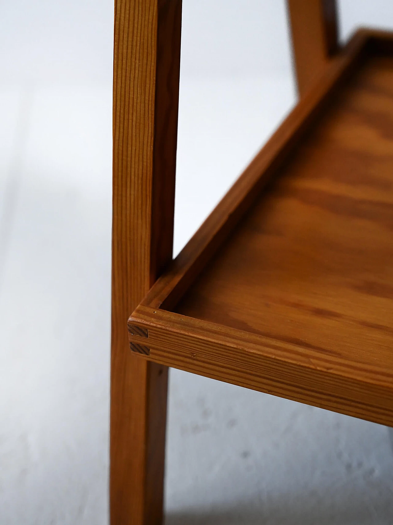 Coppia di tavolini richiudibili con due ripiani, anni '60 7