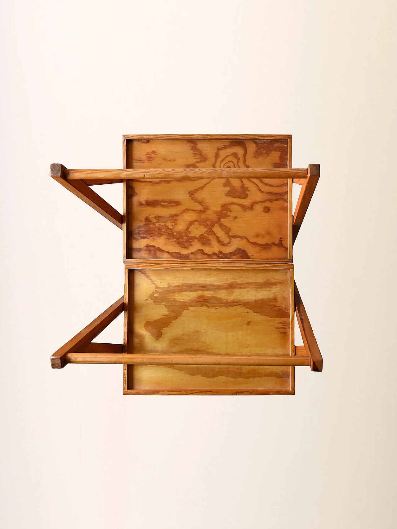 Coppia di tavolini richiudibili con due ripiani, anni '60 11