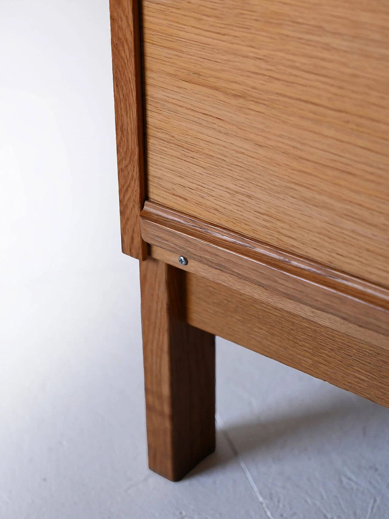 Mobiletto in rovere con serrandina, anni '60 8