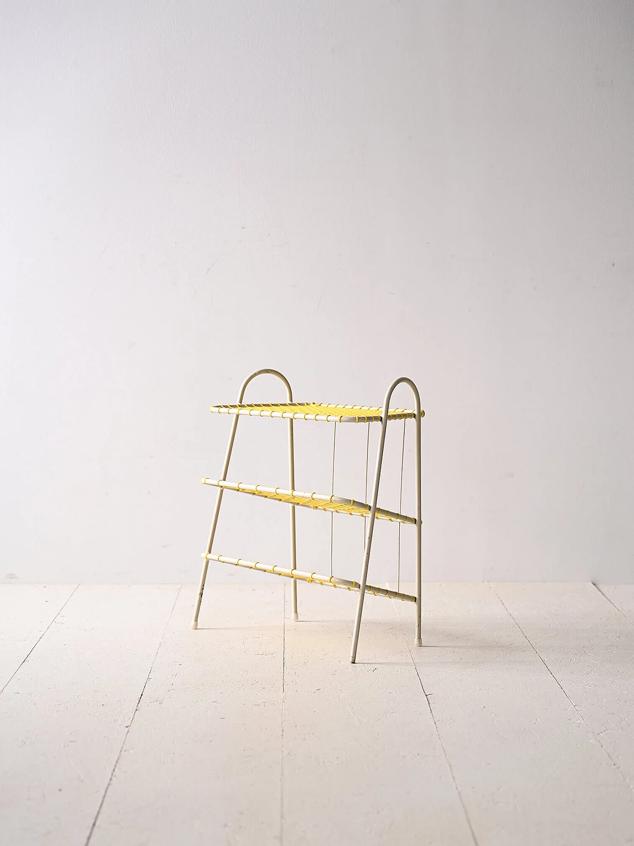Magazine rack in metal and yellow rubber, 1960s 1