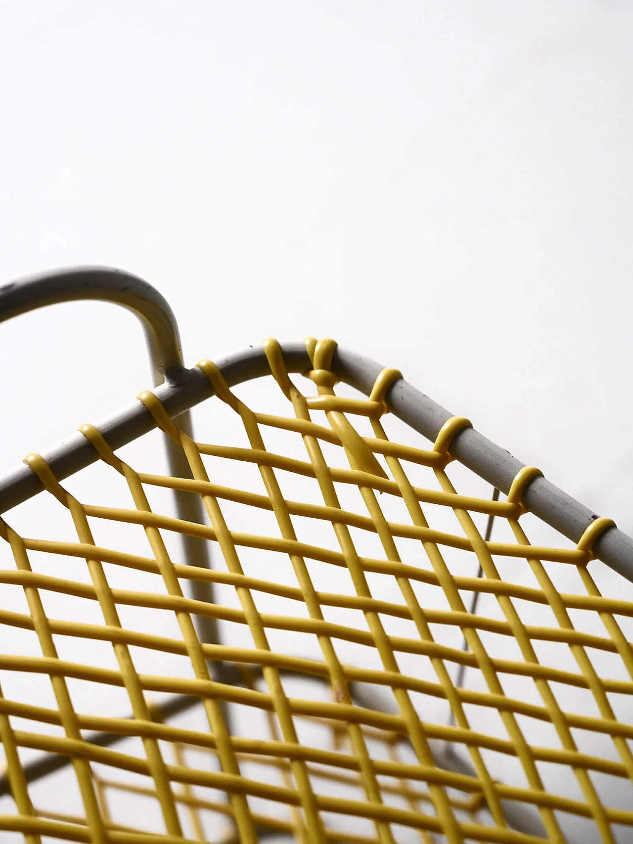 Magazine rack in metal and yellow rubber, 1960s 8