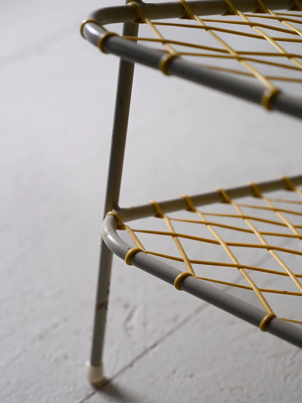 Magazine rack in metal and yellow rubber, 1960s 10