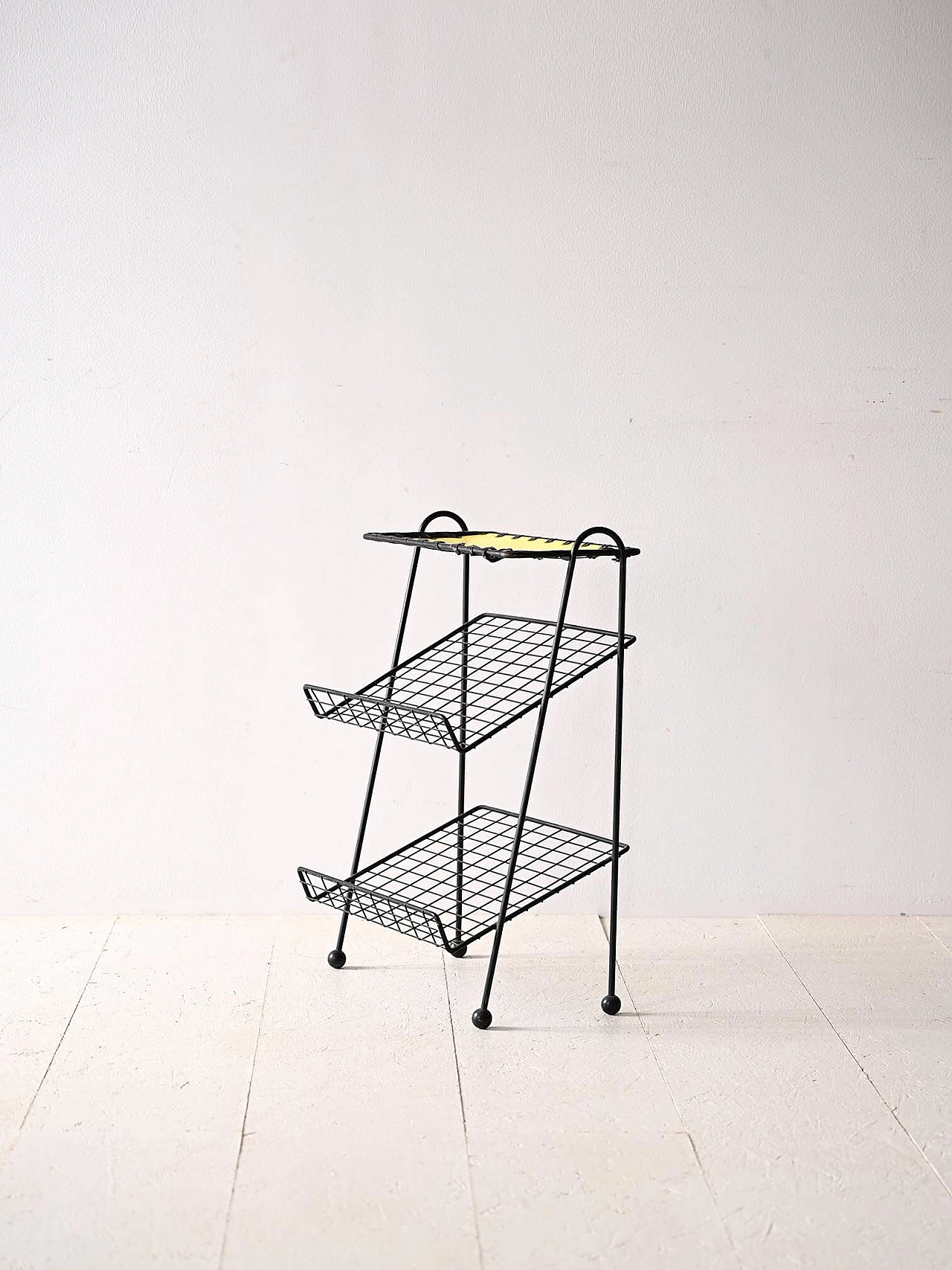 Magazine rack with black metal frame, 1960s | intOndo