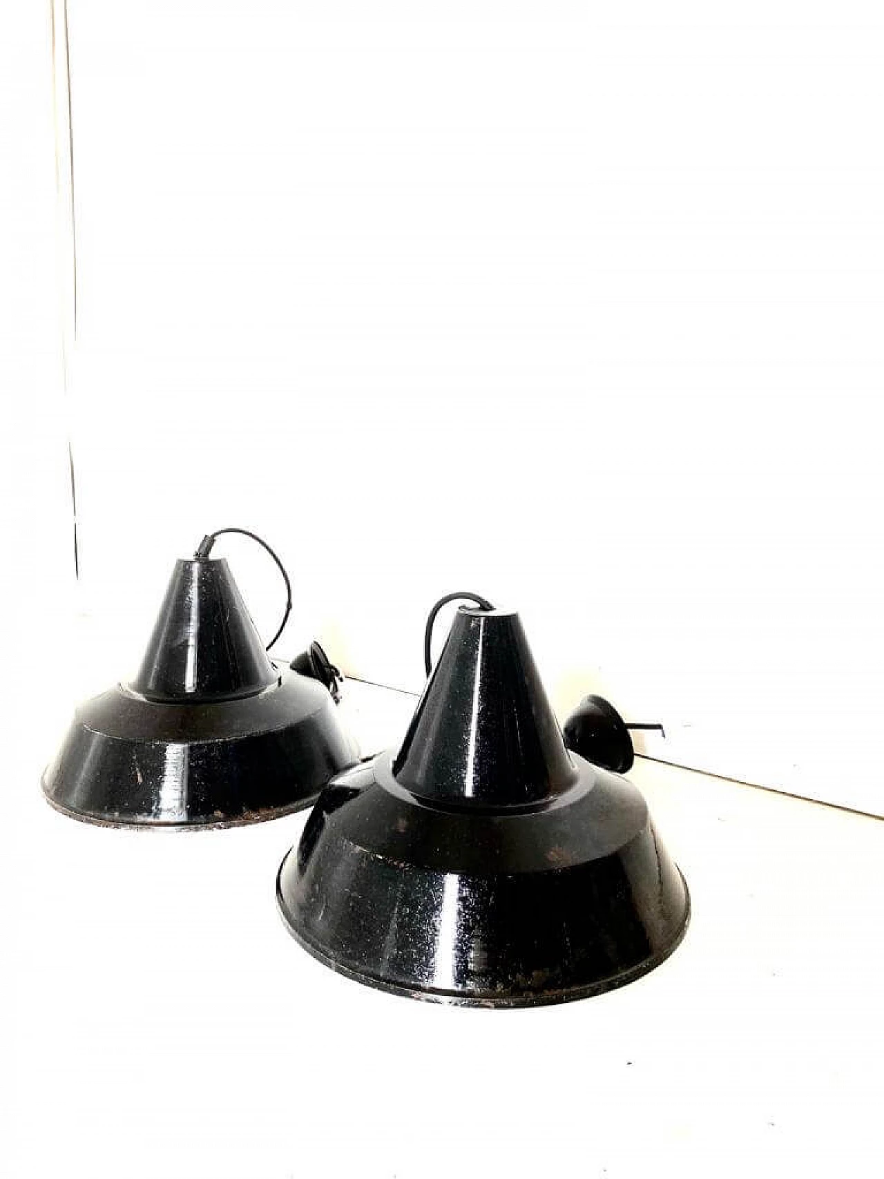 Coppia di lampade a sospensione industriali in acciaio bianco e nero, anni '50 1
