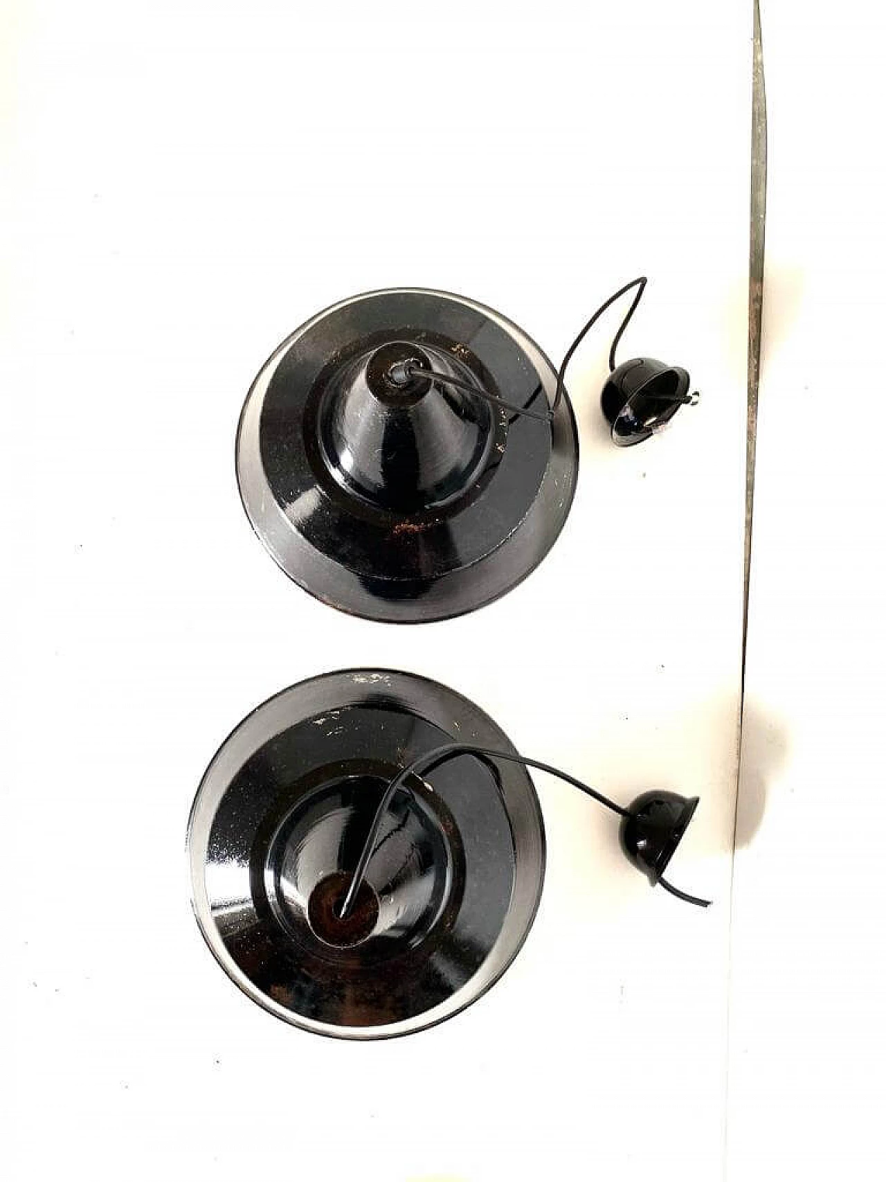 Coppia di lampade a sospensione industriali in acciaio bianco e nero, anni '50 2