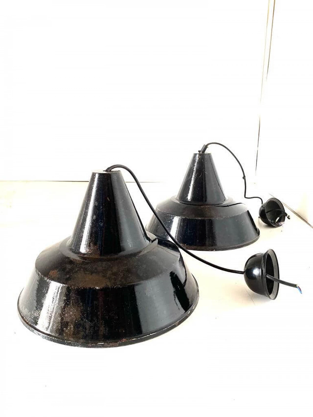 Coppia di lampade a sospensione industriali in acciaio bianco e nero, anni '50 3