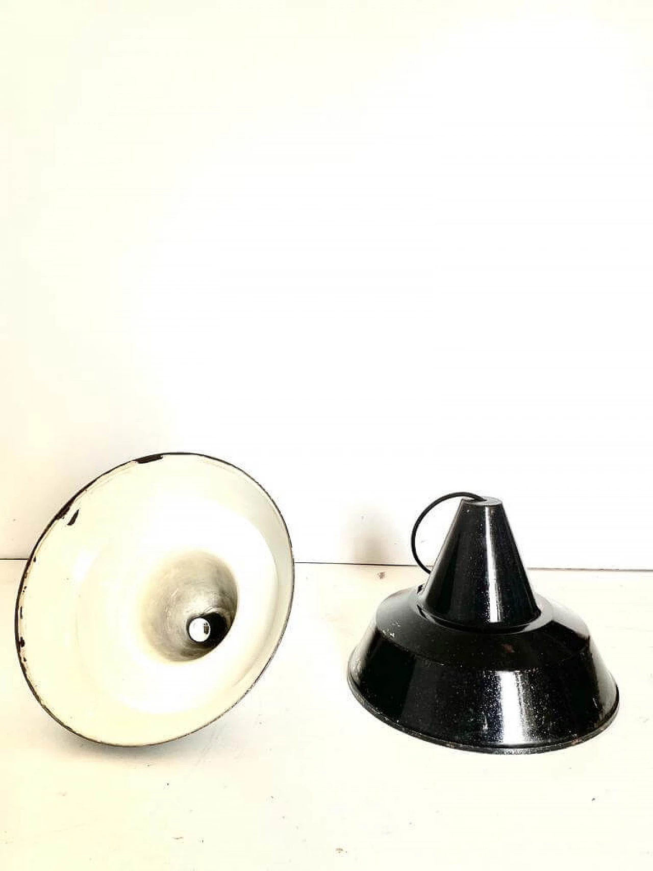 Coppia di lampade a sospensione industriali in acciaio bianco e nero, anni '50 8