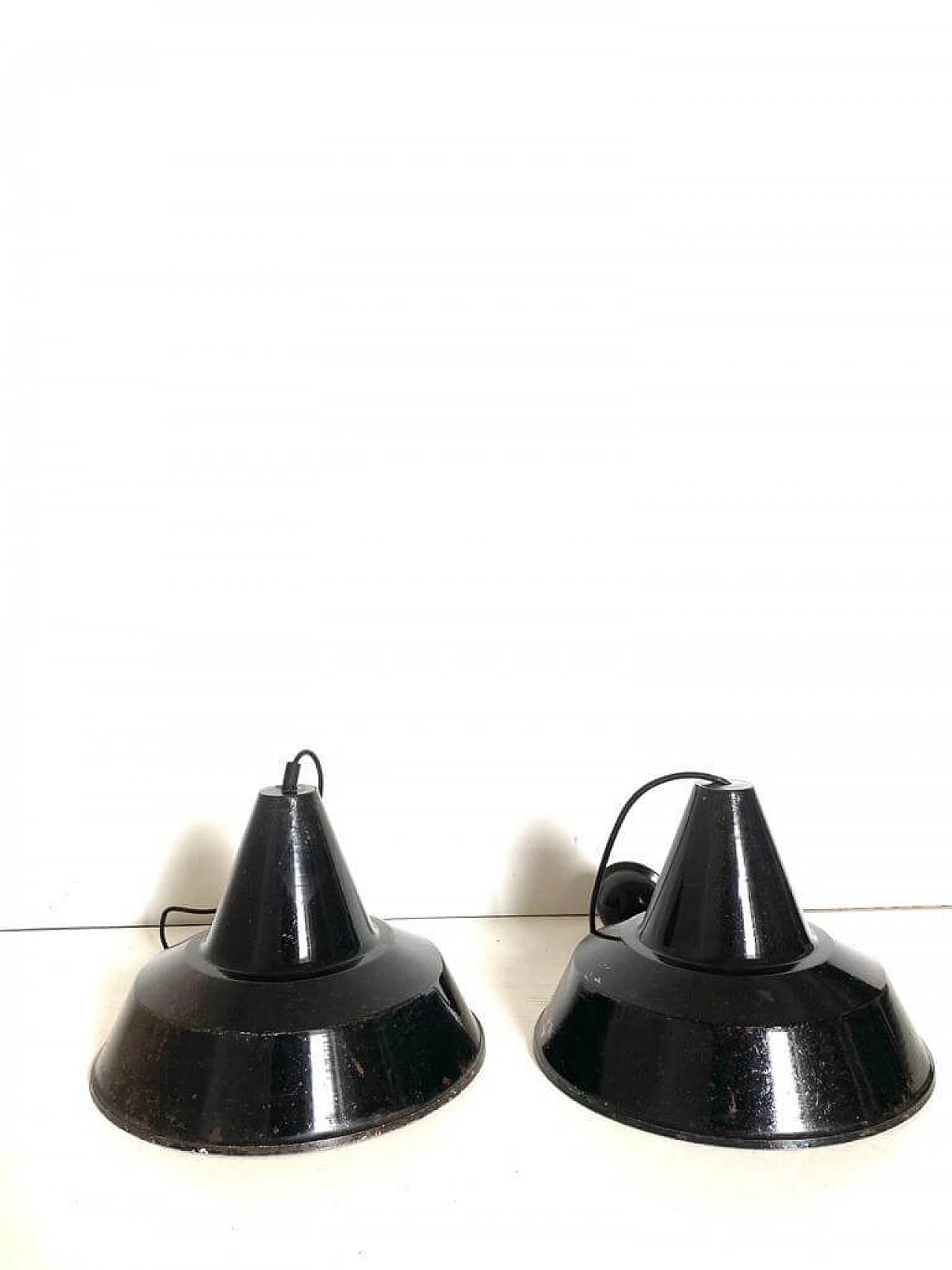 Coppia di lampade a sospensione industriali in acciaio bianco e nero, anni '50 11