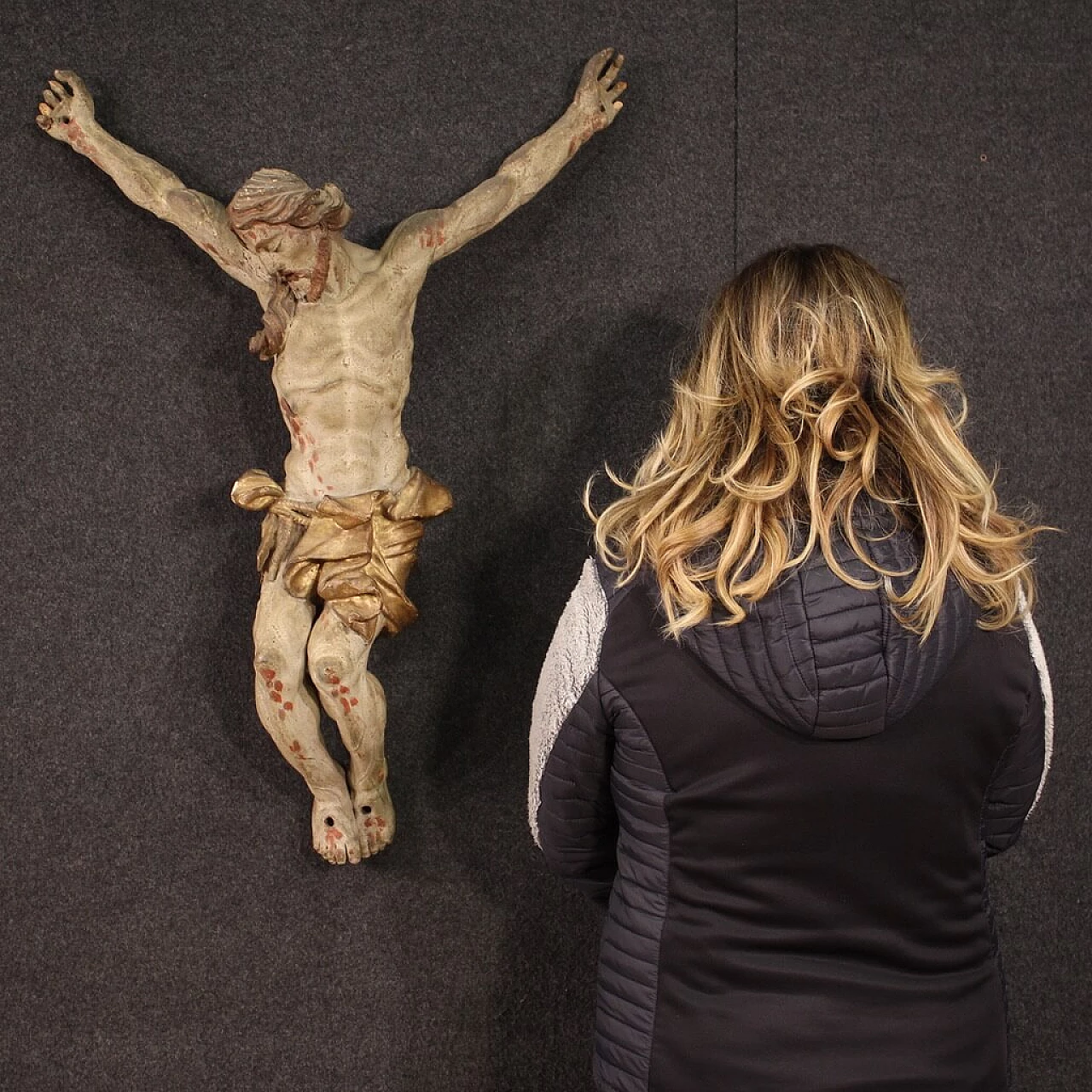 Cristo crocifisso, scultura in legno policromo e dorato, prima metà del '700 3