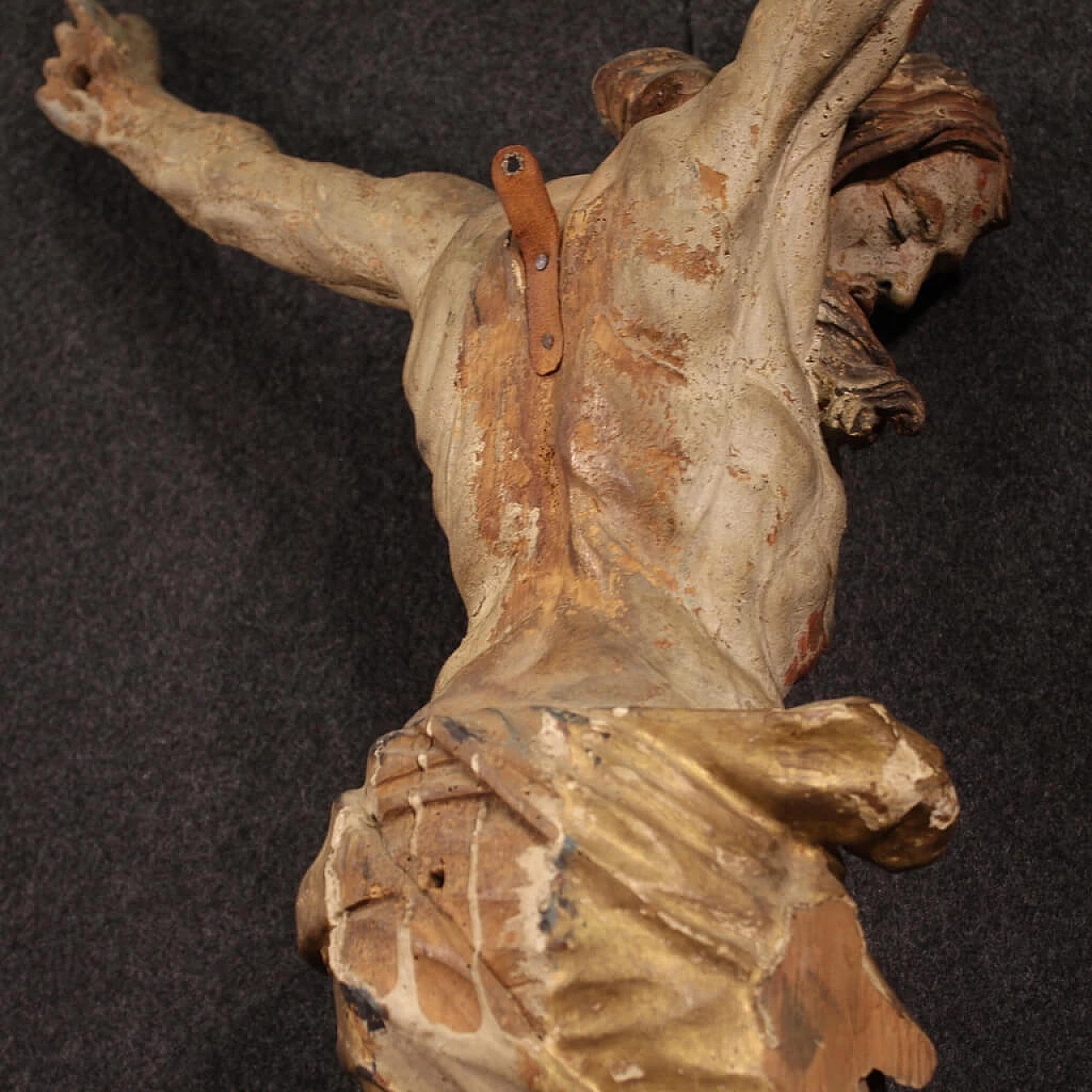 Cristo crocifisso, scultura in legno policromo e dorato, prima metà del '700 6