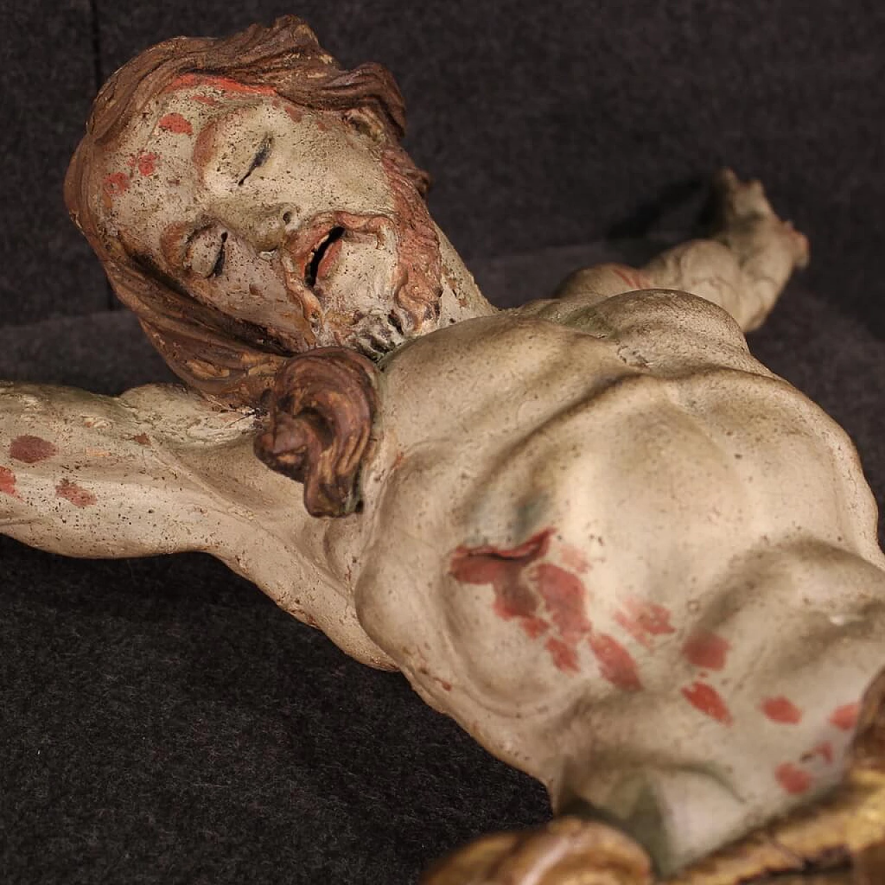Cristo crocifisso, scultura in legno policromo e dorato, prima metà del '700 8