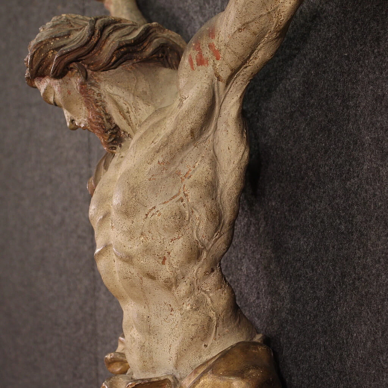 Cristo crocifisso, scultura in legno policromo e dorato, prima metà del '700 13