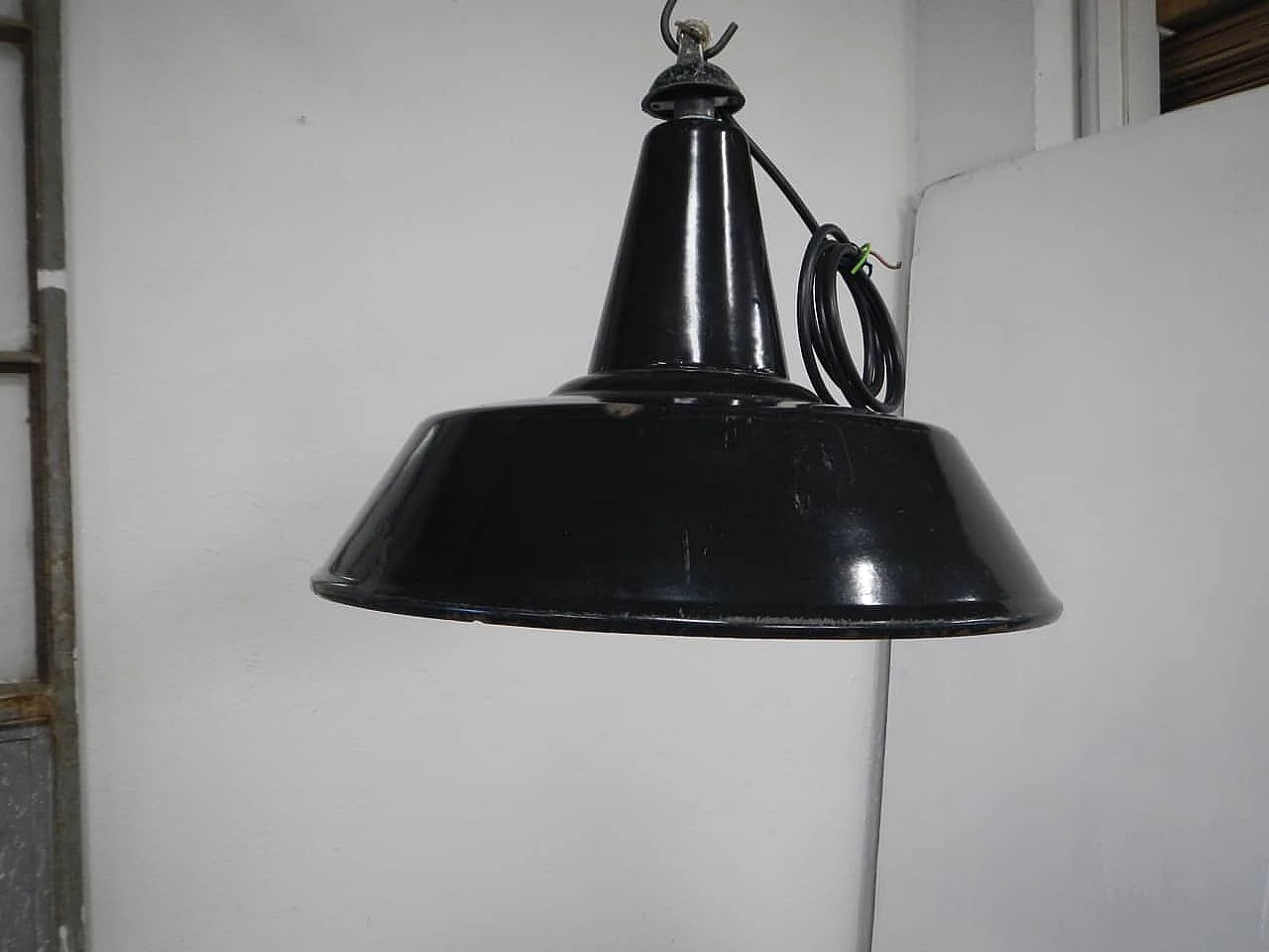 Lampada industriale a sospensione in metallo nero e bianco, anni '50 1