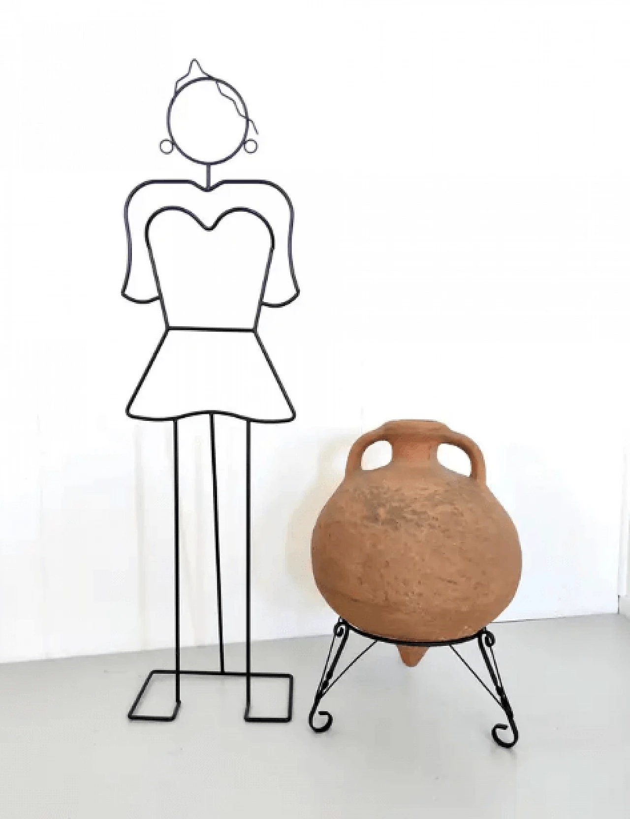 Vaso di terracotta modellato a mano con supporto in ferro verniciato nero, anni '50 3