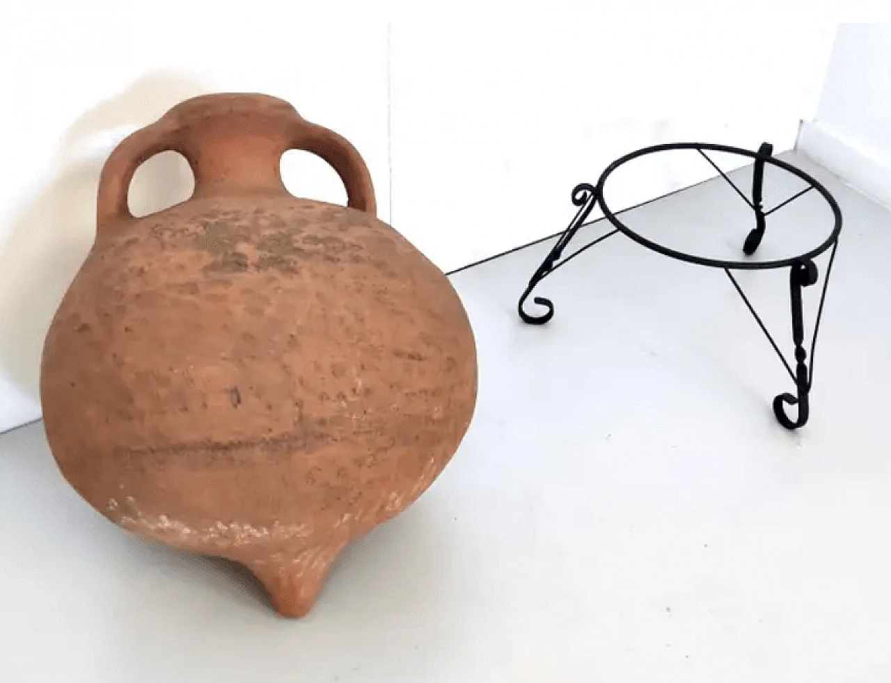 Vaso di terracotta modellato a mano con supporto in ferro verniciato nero, anni '50 4