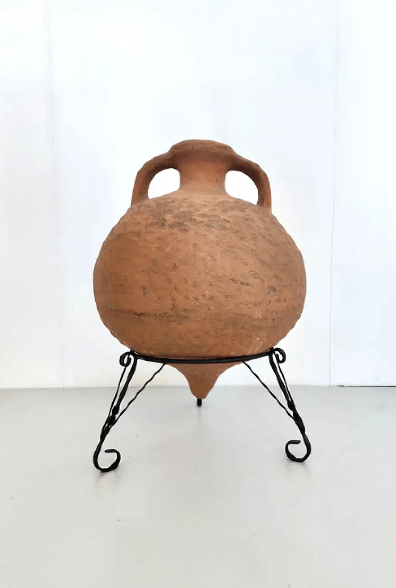 Vaso di terracotta modellato a mano con supporto in ferro verniciato nero, anni '50 5