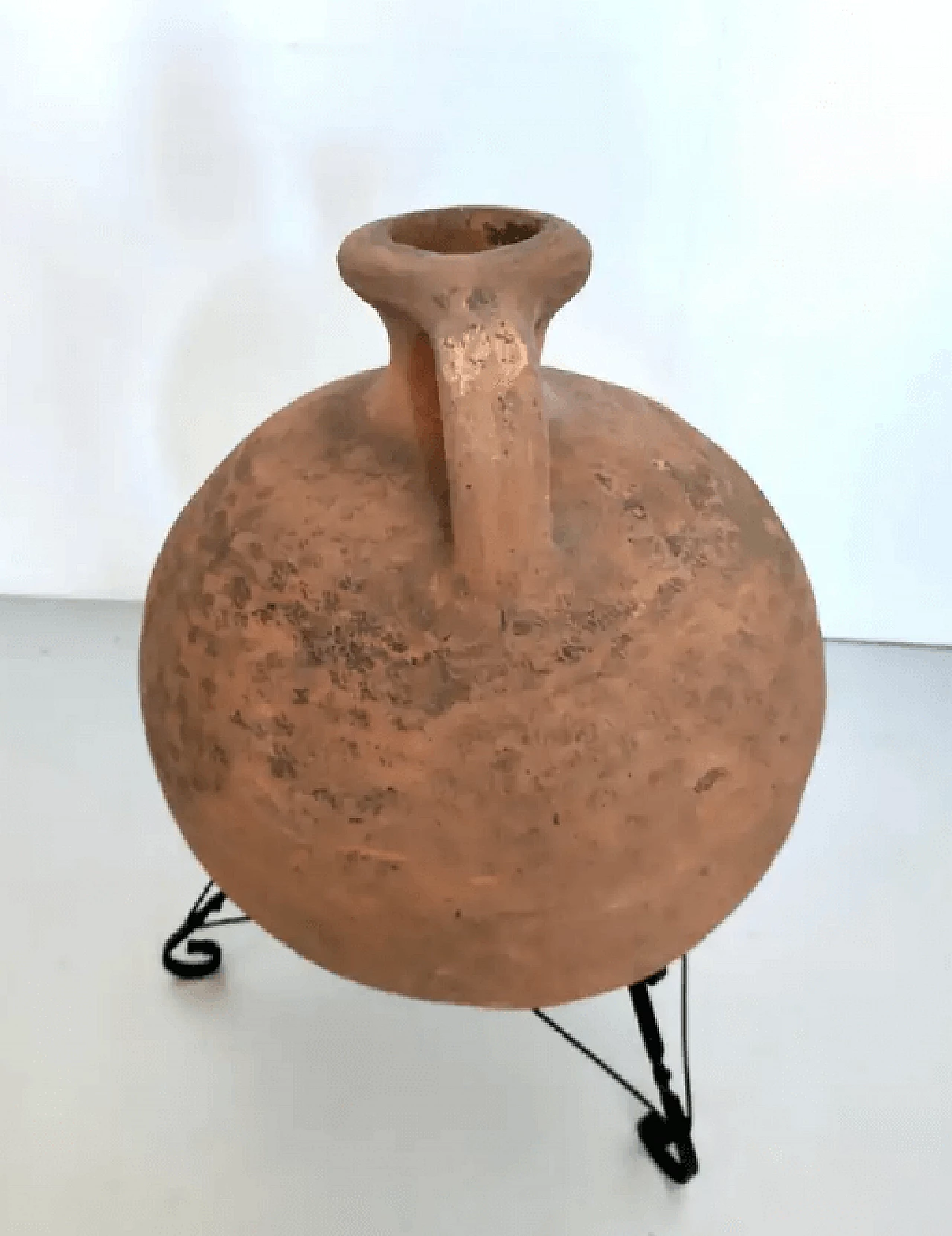 Vaso di terracotta modellato a mano con supporto in ferro verniciato nero, anni '50 6