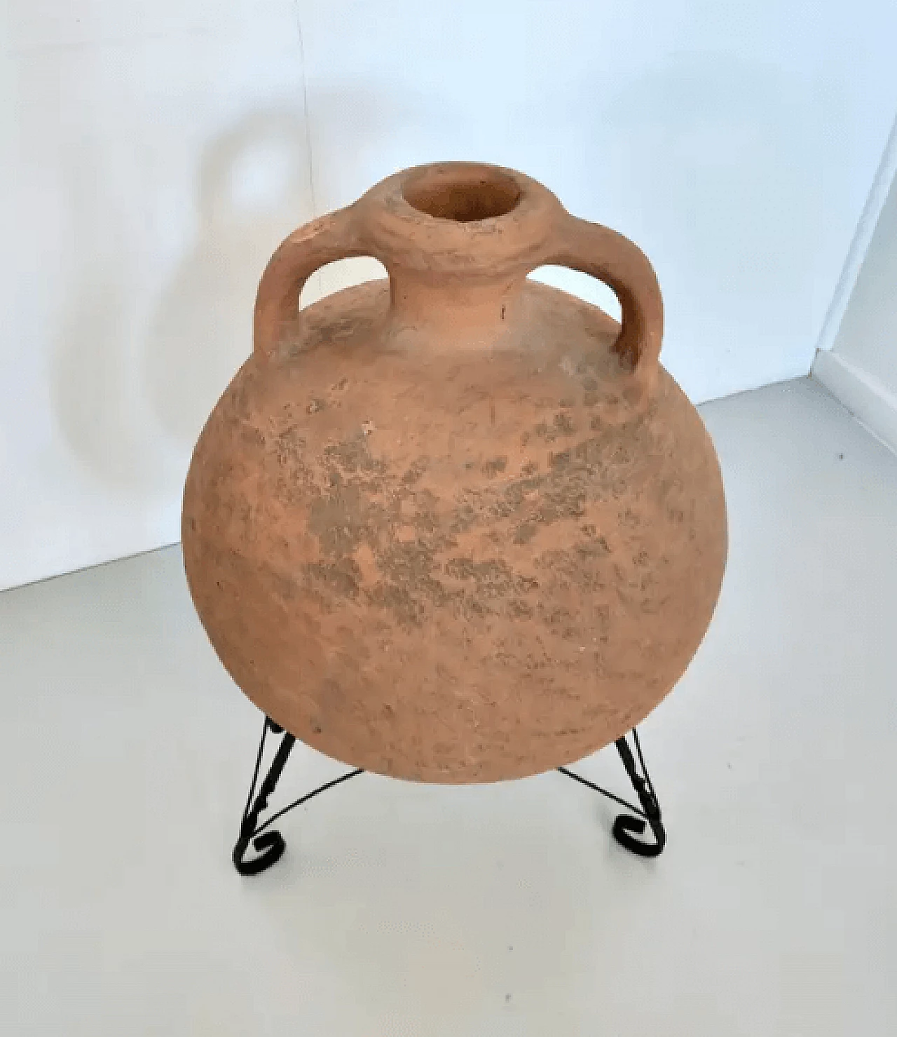 Vaso di terracotta modellato a mano con supporto in ferro verniciato nero, anni '50 7