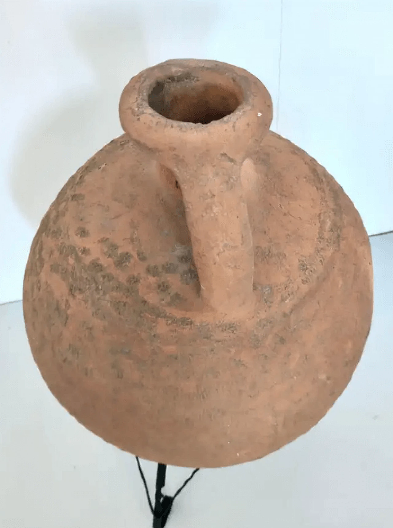 Vaso di terracotta modellato a mano con supporto in ferro verniciato nero, anni '50 8