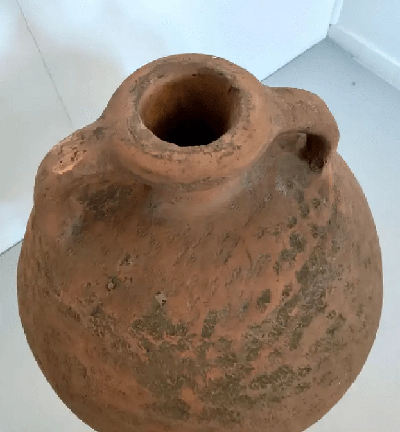 Vaso di terracotta modellato a mano con supporto in ferro verniciato nero, anni '50 9