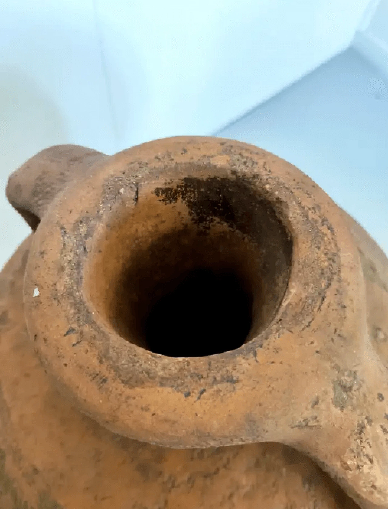 Vaso di terracotta modellato a mano con supporto in ferro verniciato nero, anni '50 10
