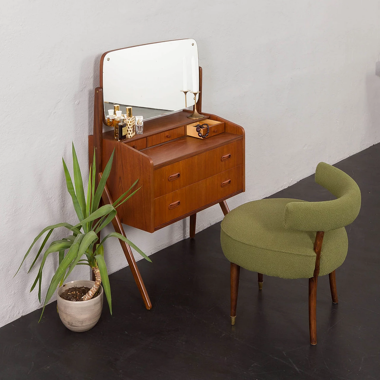 Danish Y-shaped dresser in the Sigfried Omann style with mirrors, 1960s 1