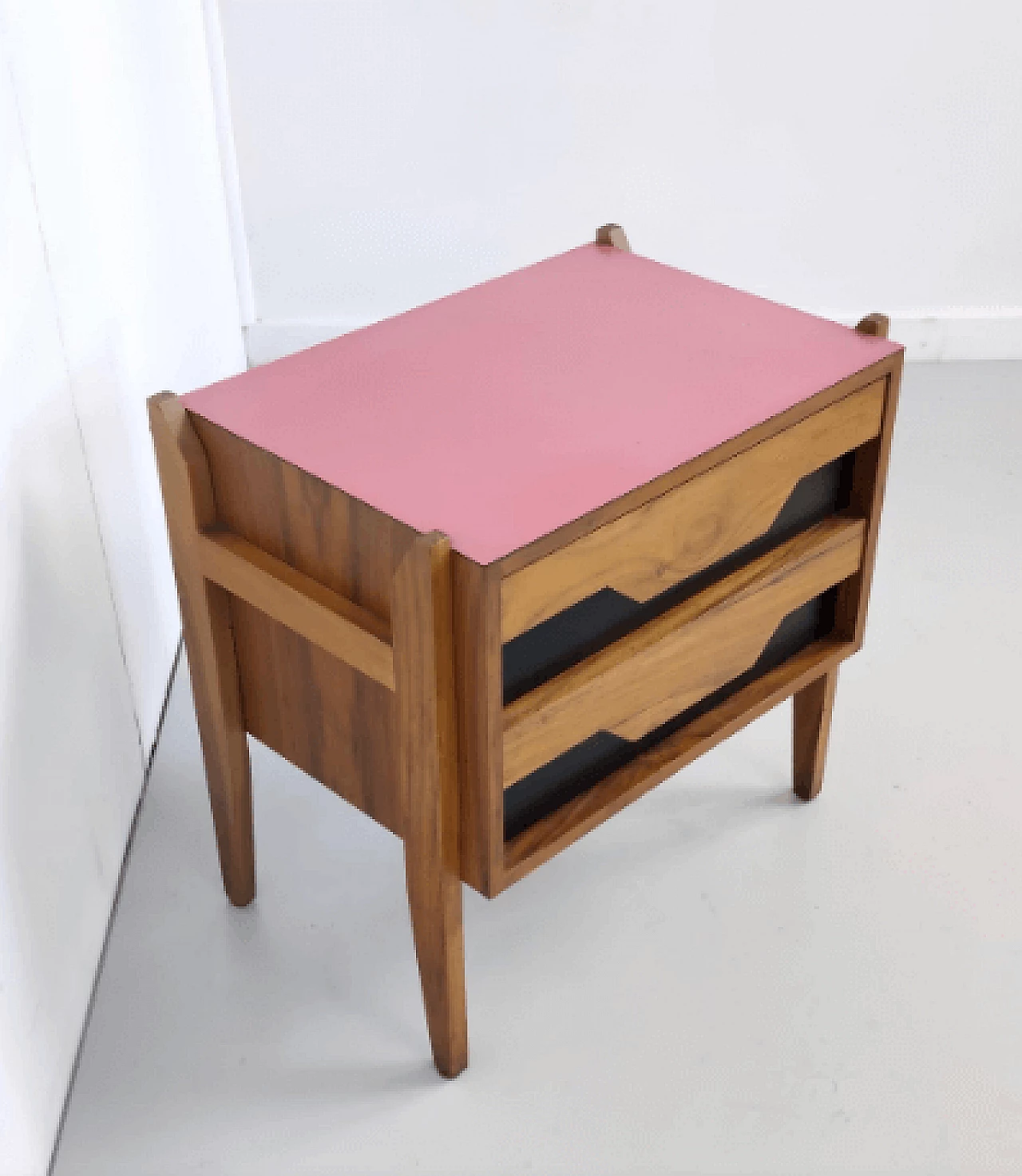 Comodino in noce con piano in formica rosa di Ico Parisi, anni '60 5