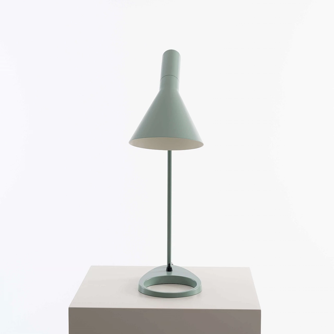 Lampada da tavolo AJ di Arne Jacobsen per Louis Poulsen 1