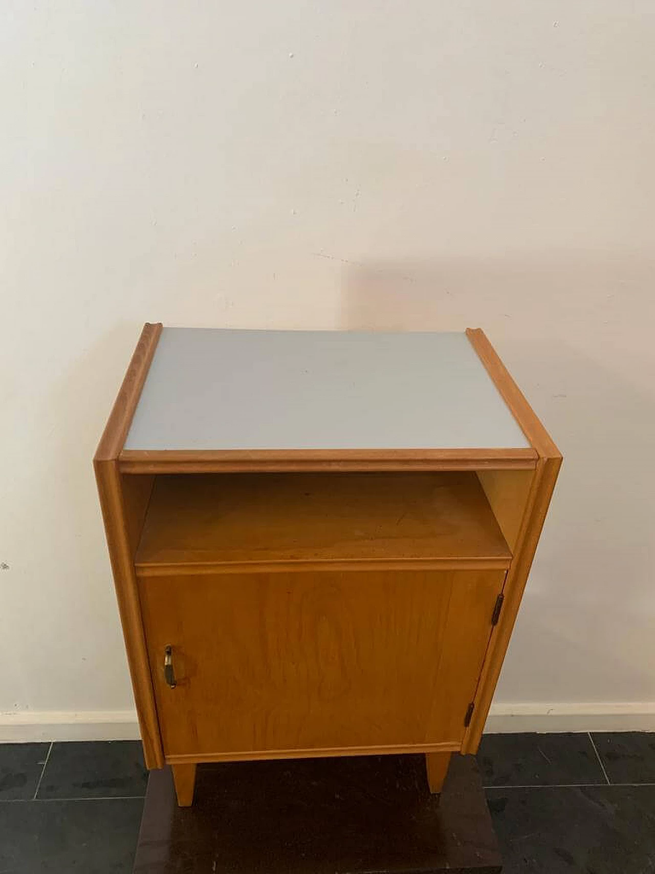 Comodino in frassino con piano laminato grigio perla, anni '50 2