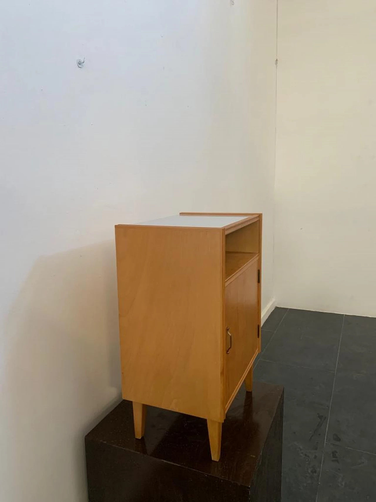 Comodino in frassino con piano laminato grigio perla, anni '50 3