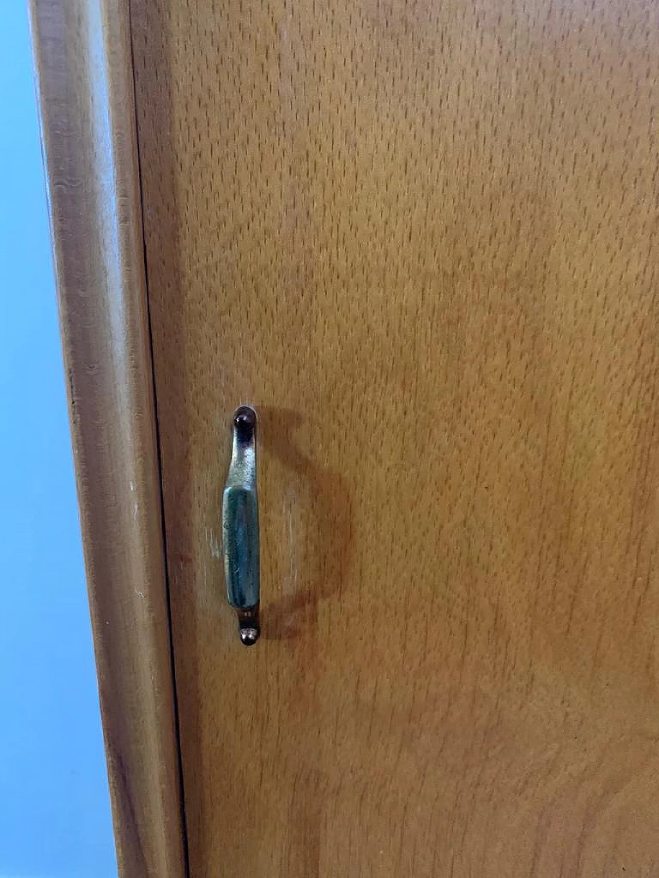 Comodino in frassino con piano laminato grigio perla, anni '50 5