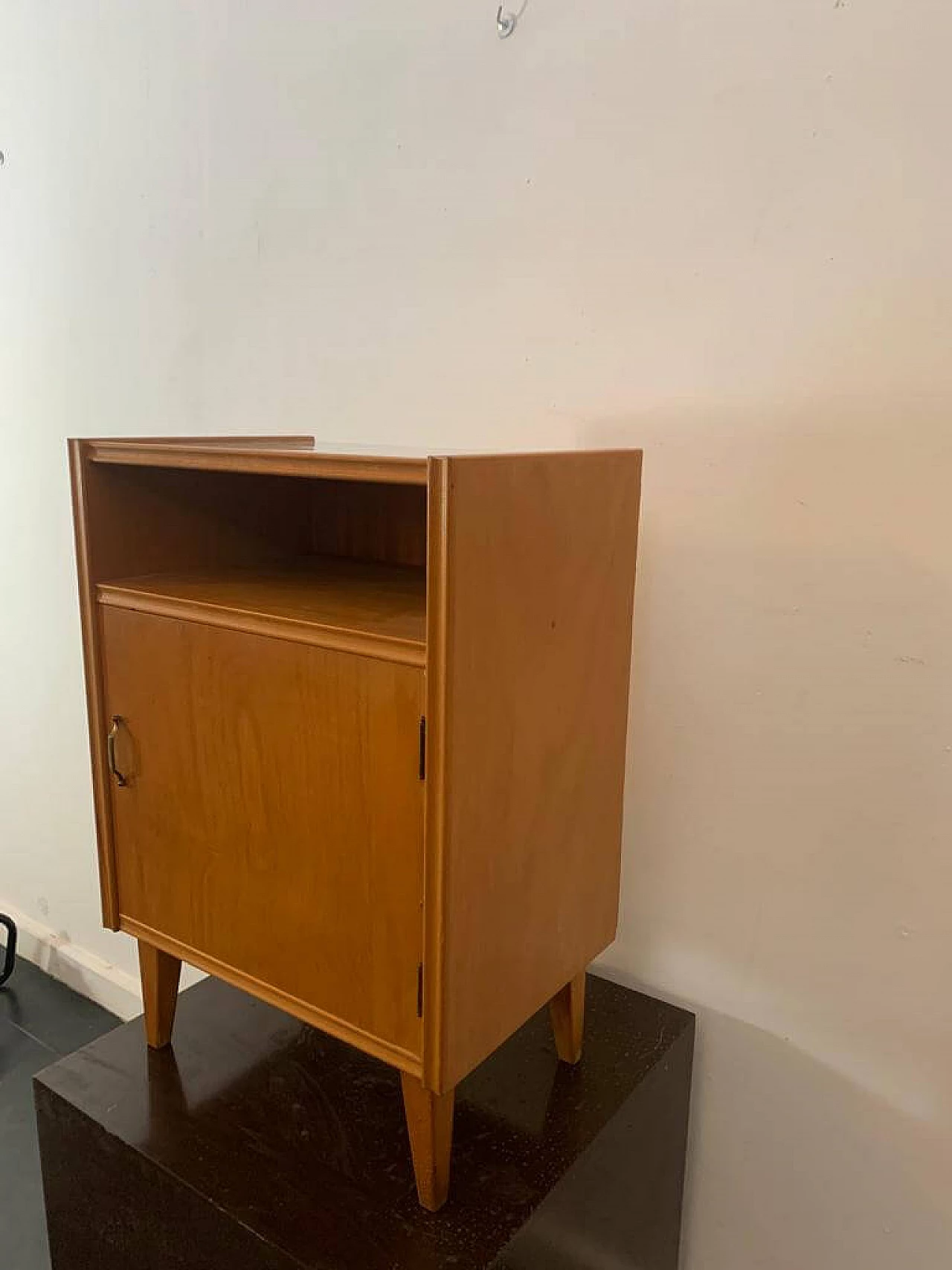 Comodino in frassino con piano laminato grigio perla, anni '50 6