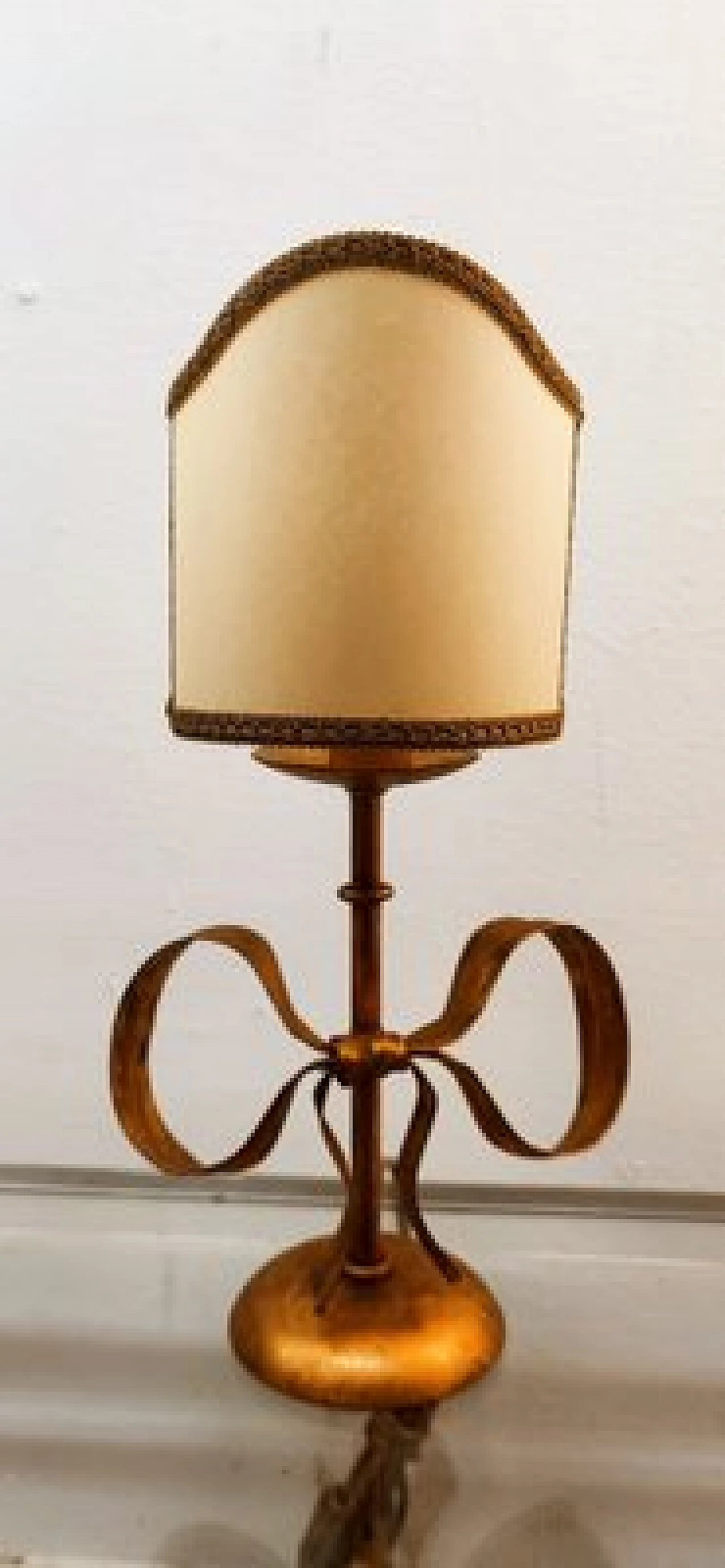 Lampada da tavolo in ferro battuto dorato con fiocco di Li Puma, anni '70 1