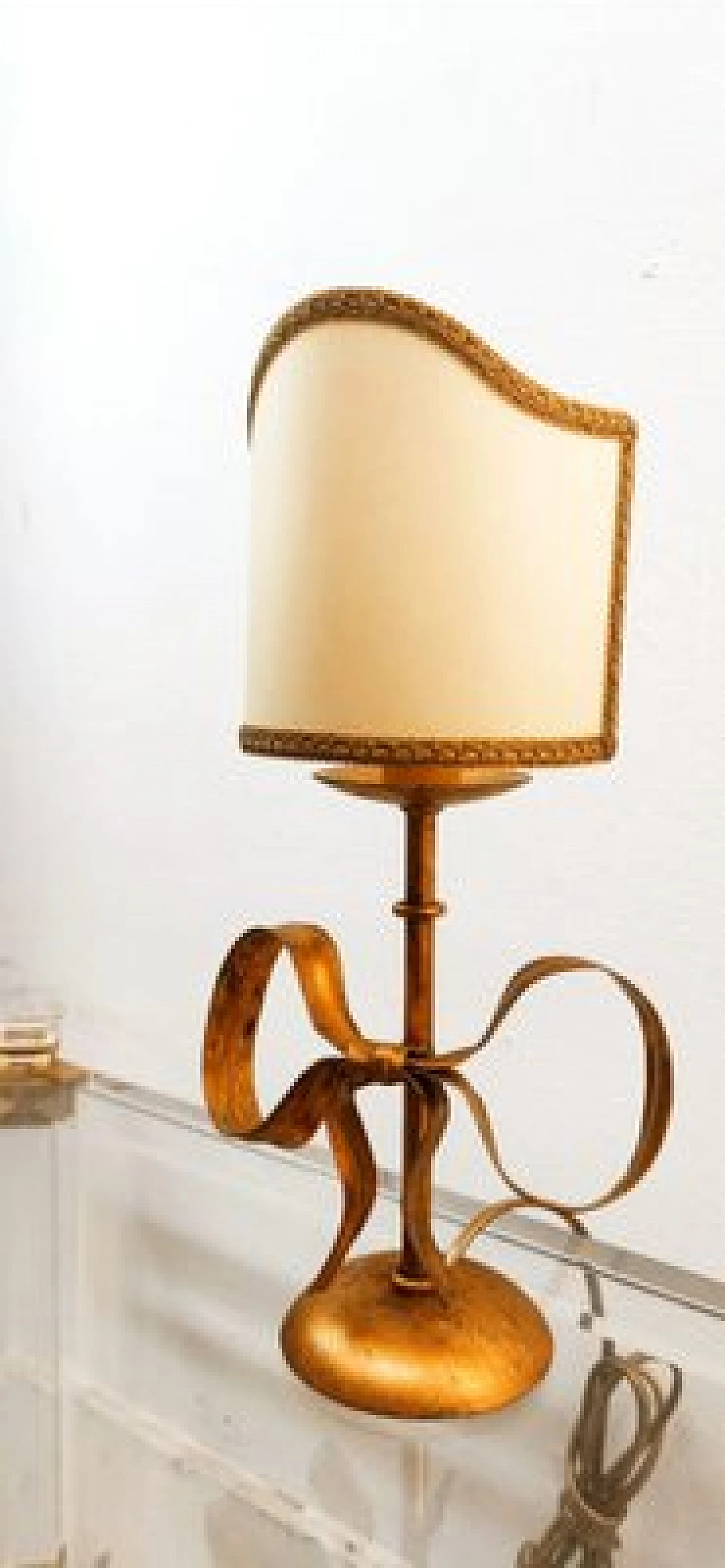 Lampada da tavolo in ferro battuto dorato con fiocco di Li Puma, anni '70 2