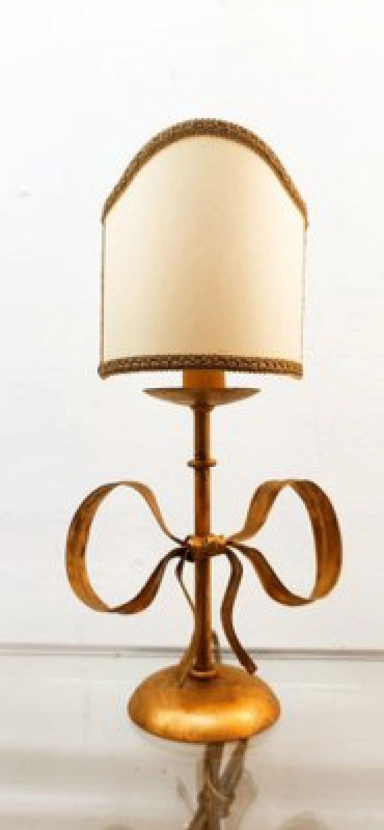 Lampada da tavolo in ferro battuto dorato con fiocco di Li Puma, anni '70 3