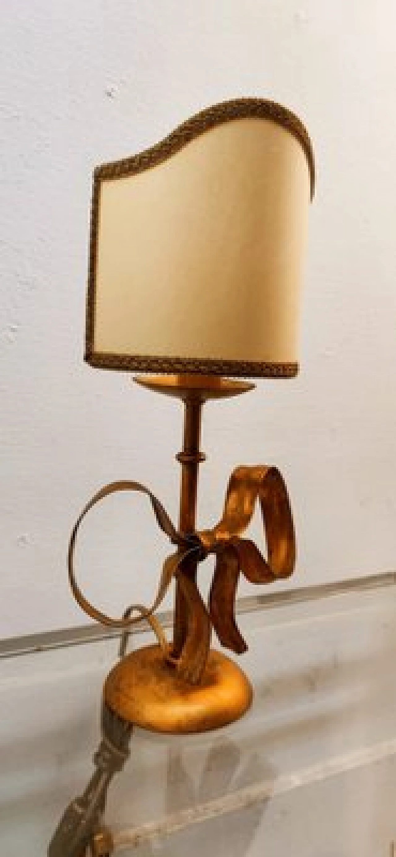 Lampada da tavolo in ferro battuto dorato con fiocco di Li Puma, anni '70 4