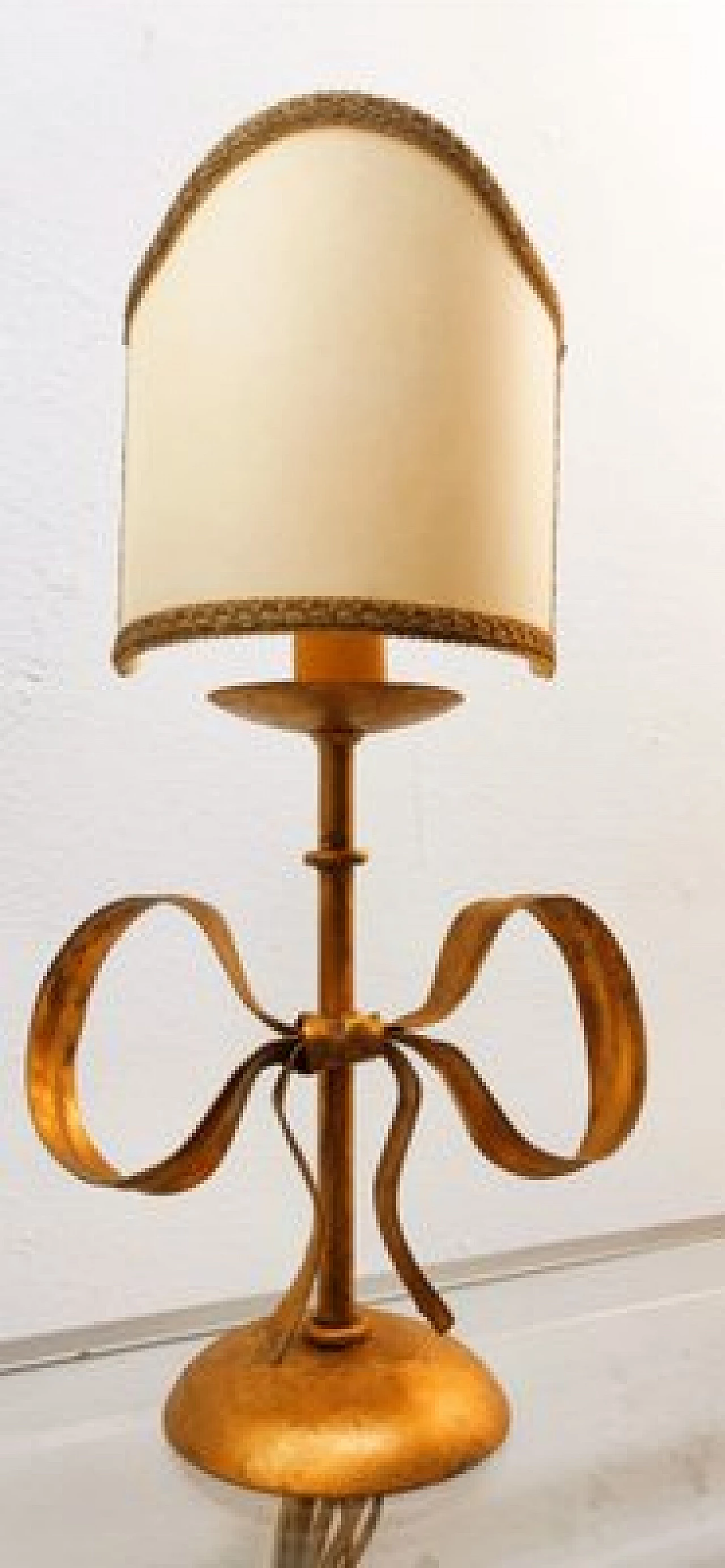 Lampada da tavolo in ferro battuto dorato con fiocco di Li Puma, anni '70 5
