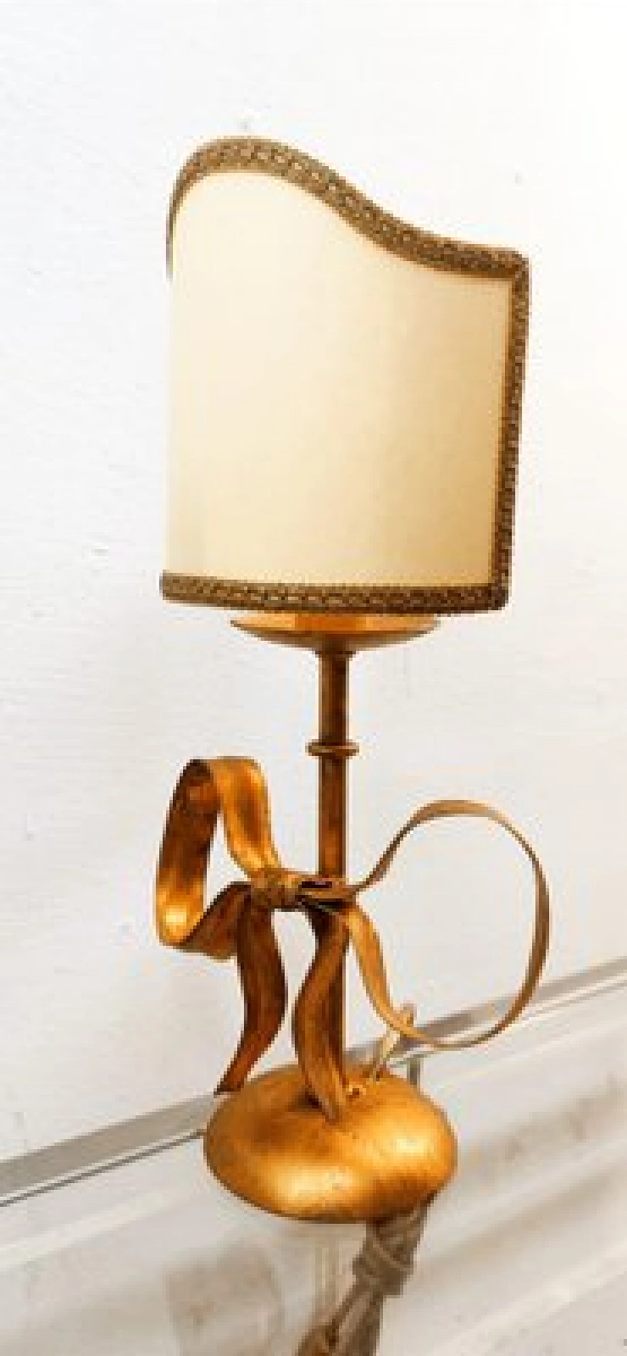 Lampada da tavolo in ferro battuto dorato con fiocco di Li Puma, anni '70 7