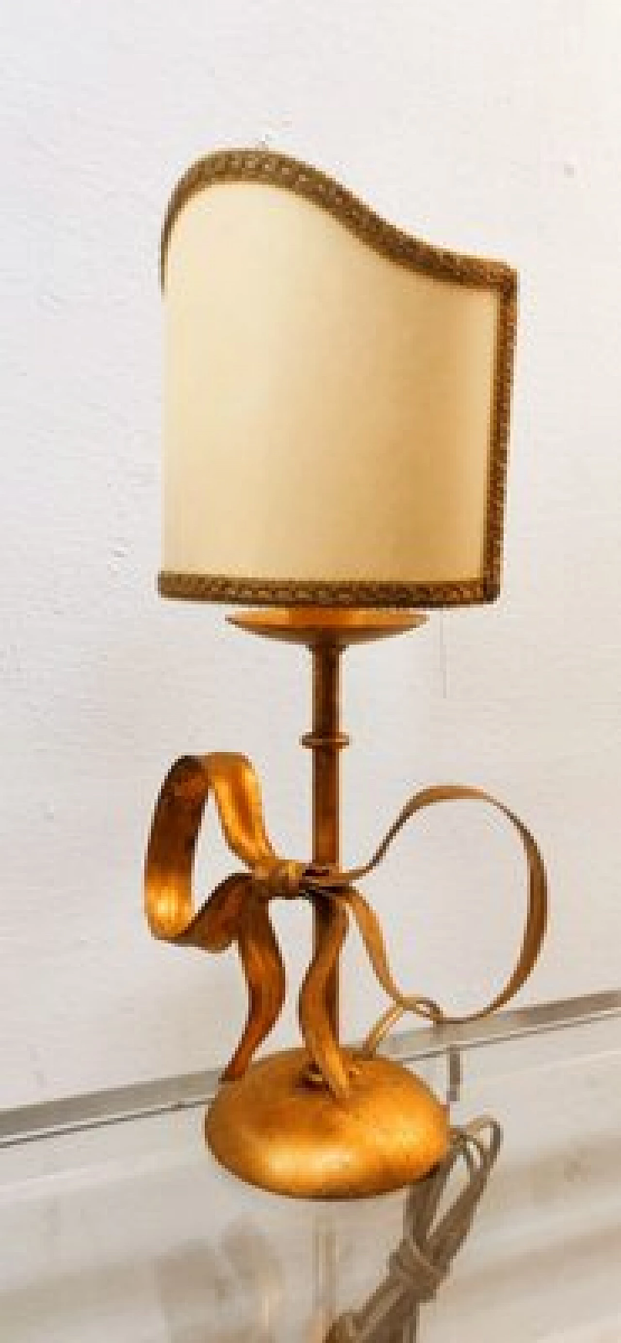 Lampada da tavolo in ferro battuto dorato con fiocco di Li Puma, anni '70 8